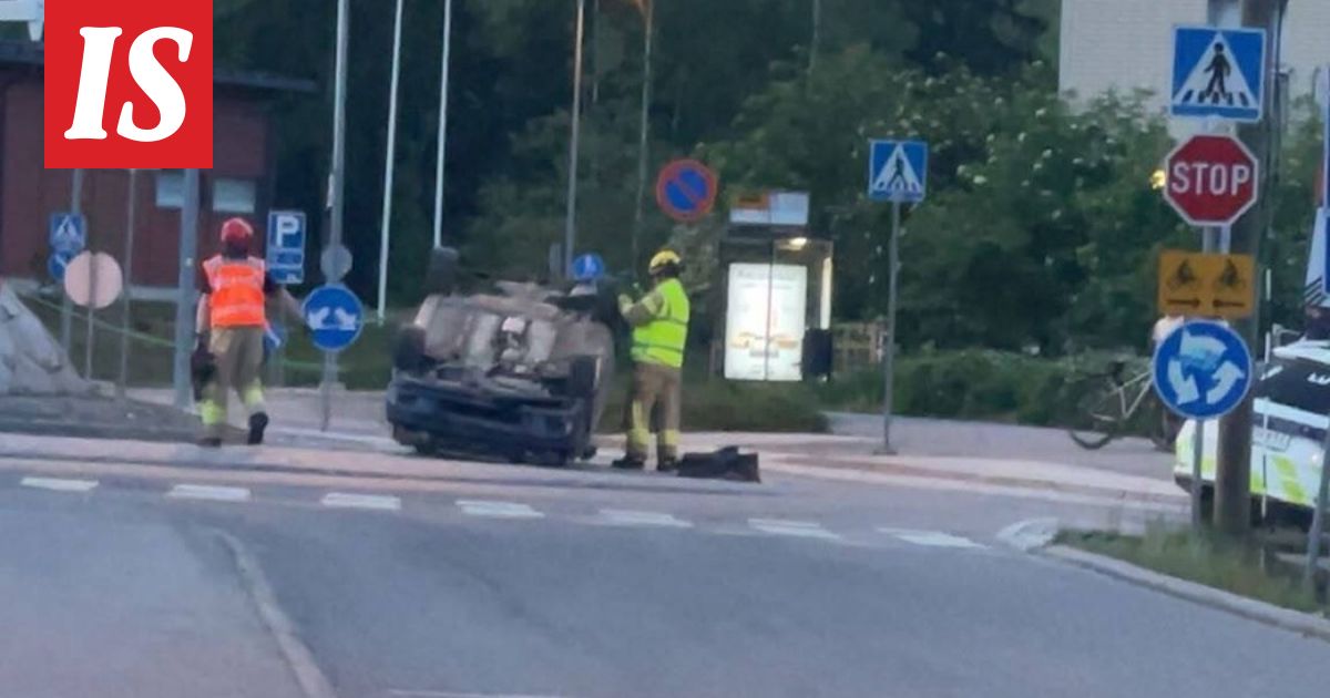 Auto ajoi liikenneympyrän läpi ja päätyi katolleen Espoossa – kuvituskuva