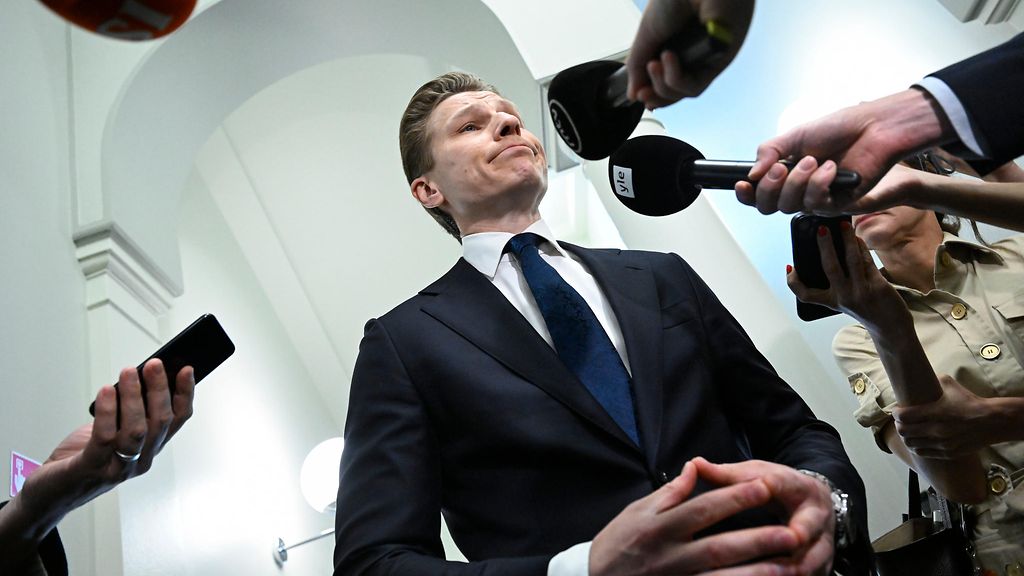 Eduskunnassa äänestetään hallituksen ja puolustusministerin luottamuksesta