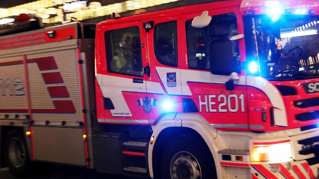 Kerrostaloasunnon parvekkeella syttyi tulipalo Helsingissä