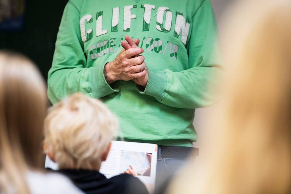 Lasten määrä vähenee, kannattaako luokanopettajaksi vielä opiskella? Näin vastaavat asiantuntijat
