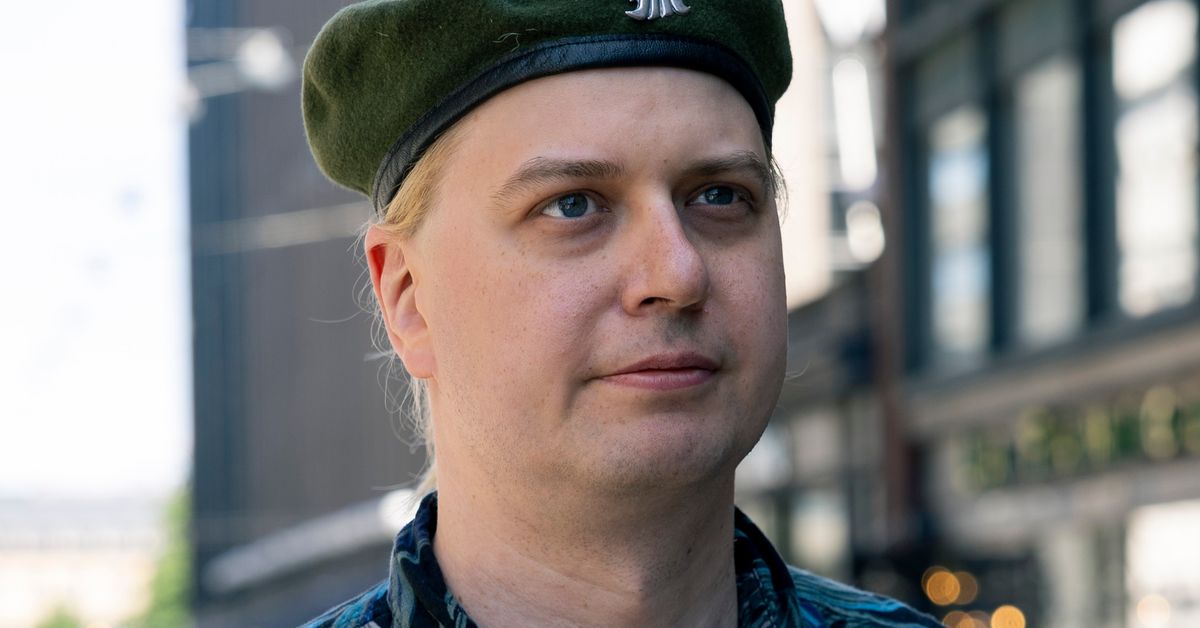 Miehet testasivat: näin intin kypärä ja baretti toimivat myös pitkällä tukalla